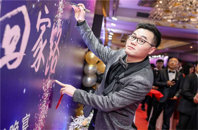 【高光“疫”事】勇敢逆行的特殊“网约车”——尊龙时凯90后，用信念打通生命运输线