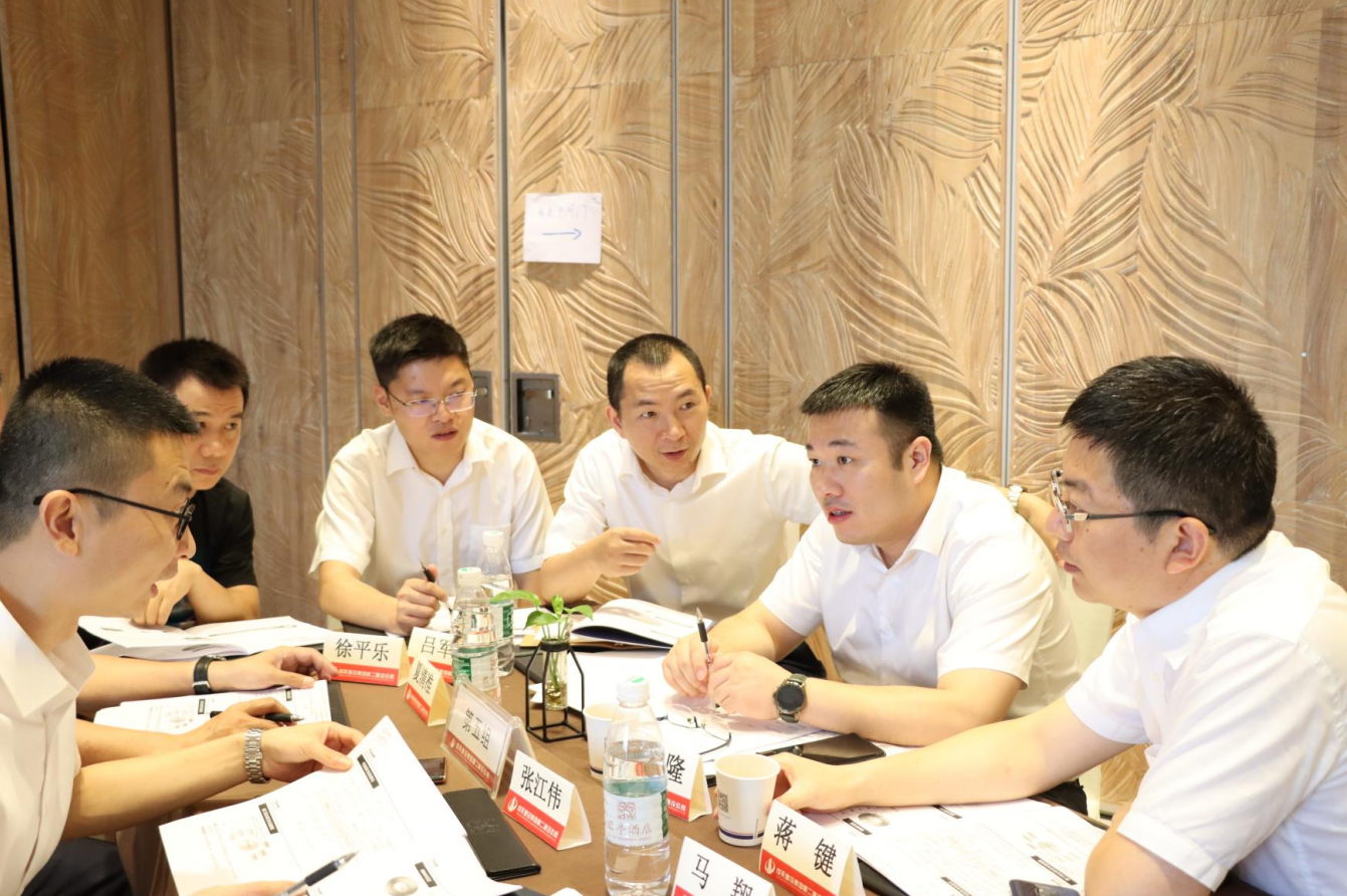 2021年6月25日-26日，尊龙时凯二建组织开展了2021年中高层主管执行力培训。本次培训特邀清华、北大、上海交大总裁班讲师，中国企业家协会特聘高级讲师许晋老师进行授课。